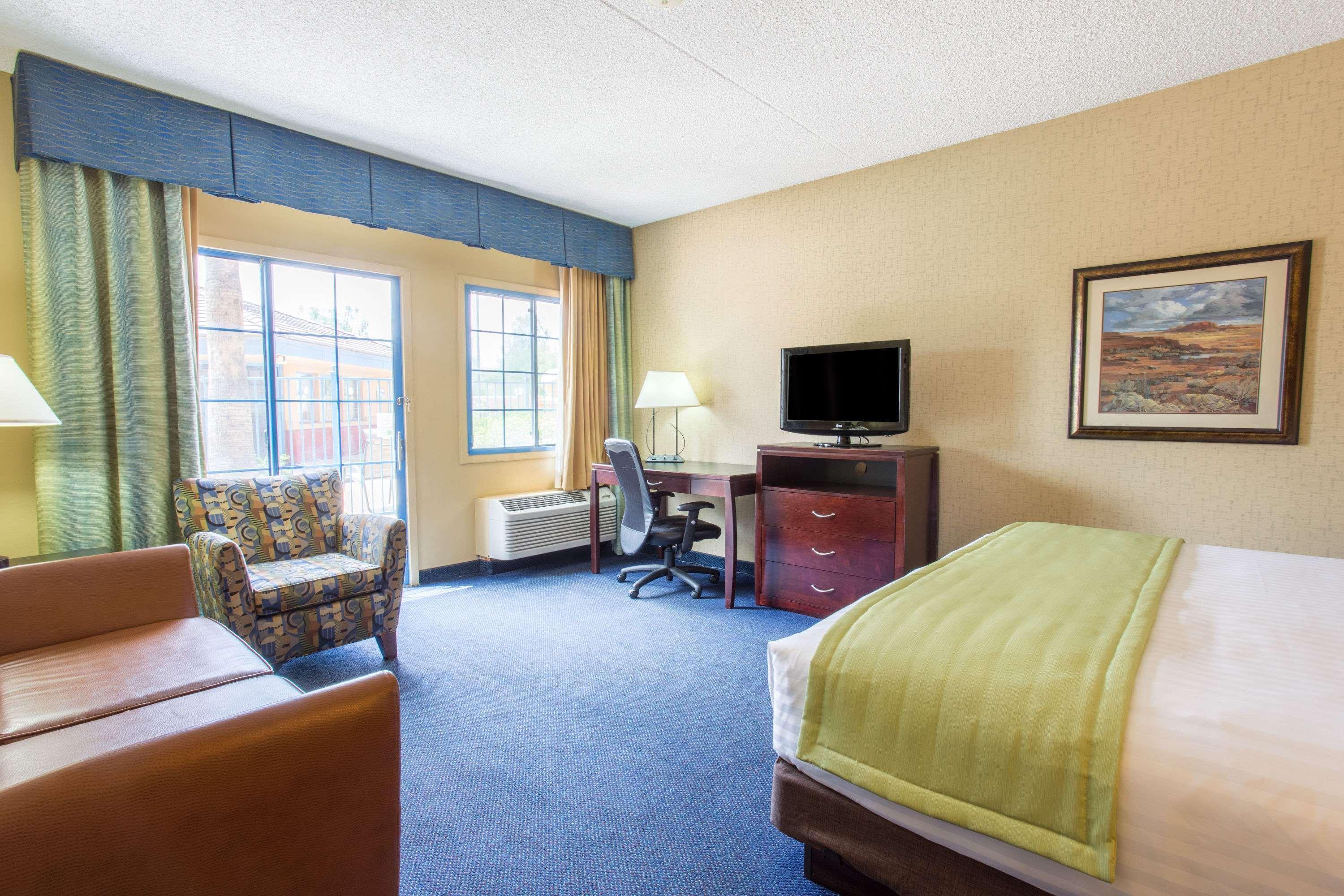 Days Inn & Suites By Wyndham Mesa Near Phoenix מראה חיצוני תמונה