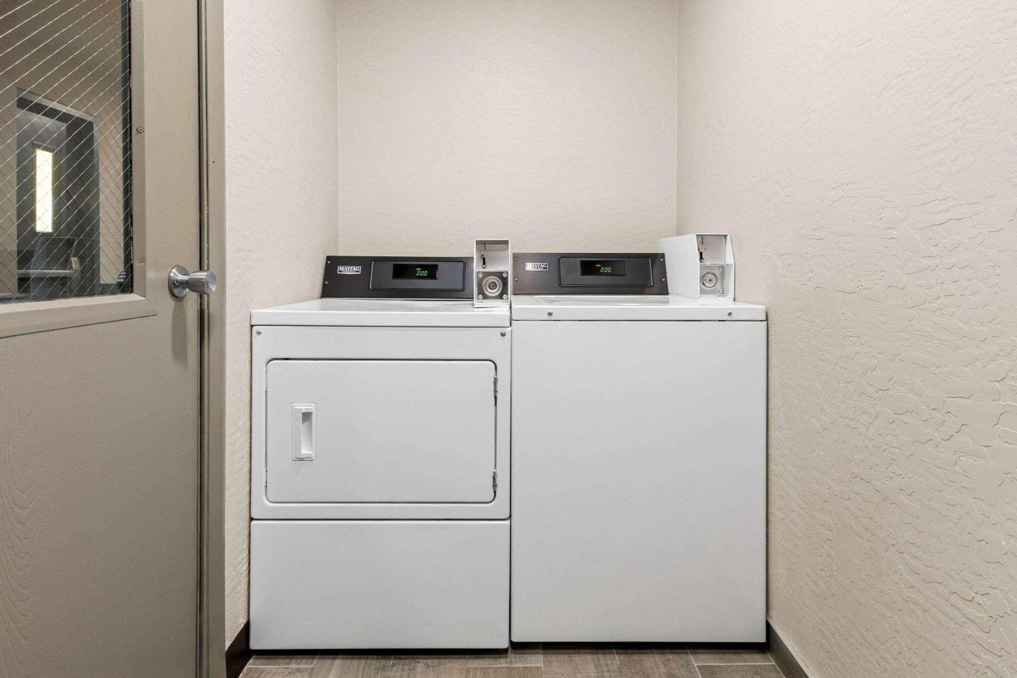 Days Inn & Suites By Wyndham Mesa Near Phoenix מראה חיצוני תמונה