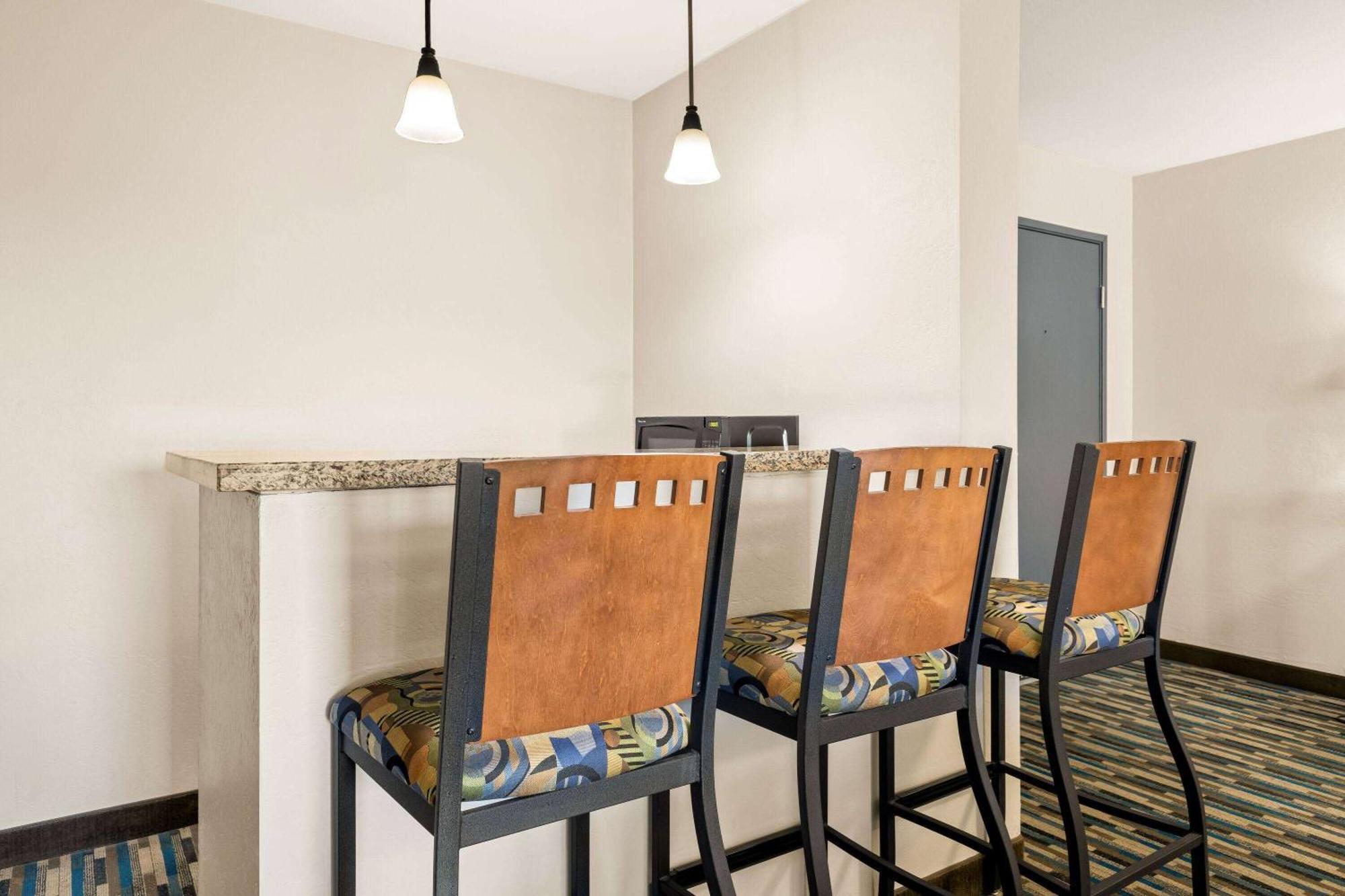 Days Inn & Suites By Wyndham Mesa Near Phoenix מראה חיצוני תמונה