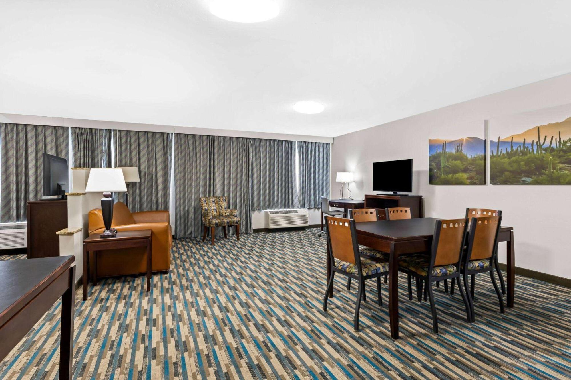 Days Inn & Suites By Wyndham Mesa Near Phoenix מראה חיצוני תמונה