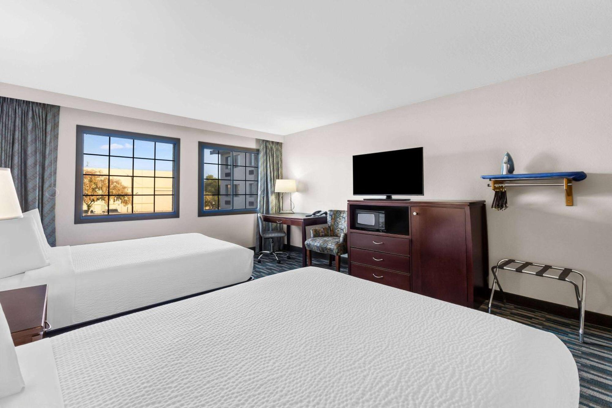 Days Inn & Suites By Wyndham Mesa Near Phoenix מראה חיצוני תמונה