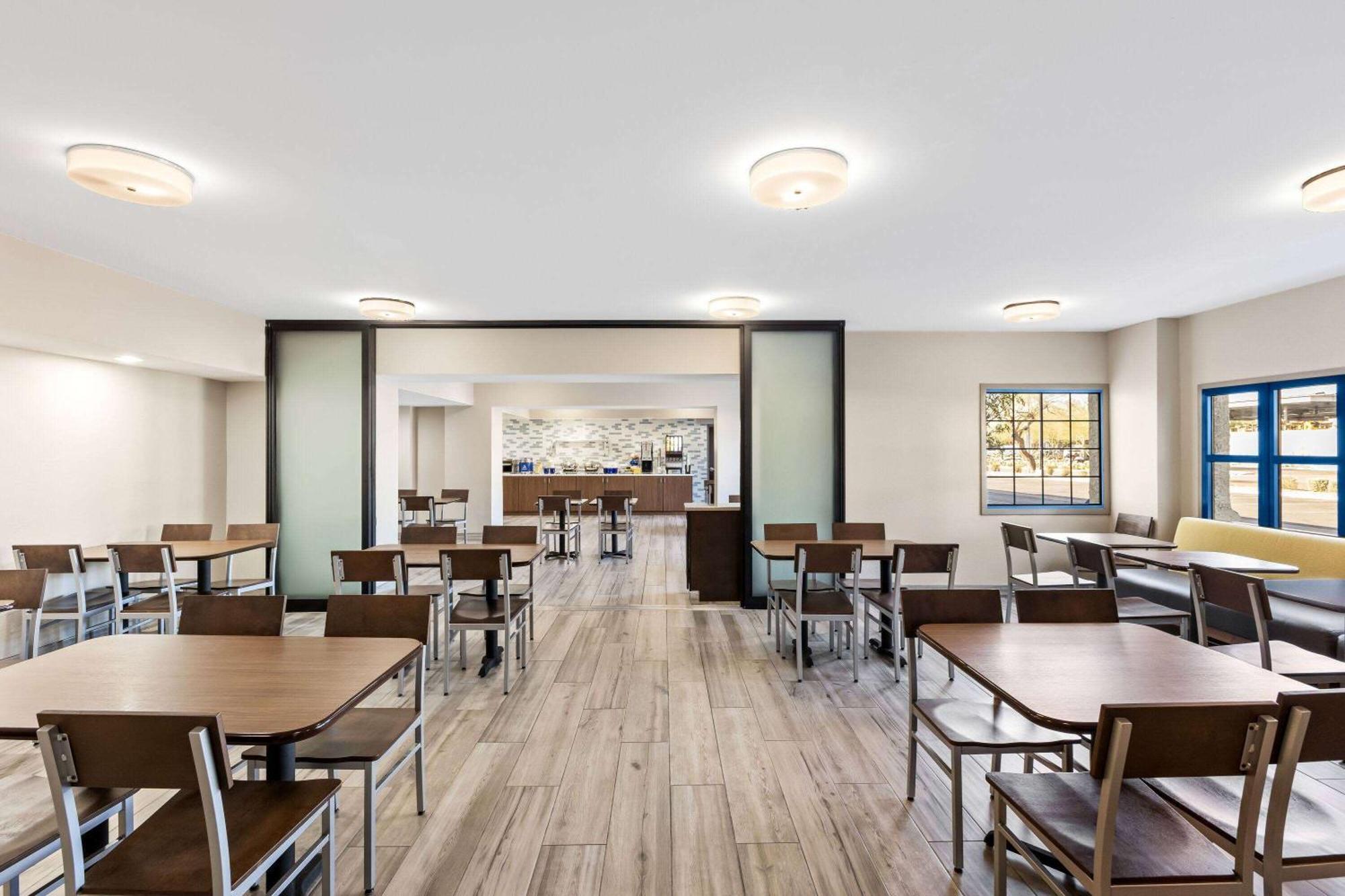 Days Inn & Suites By Wyndham Mesa Near Phoenix מראה חיצוני תמונה