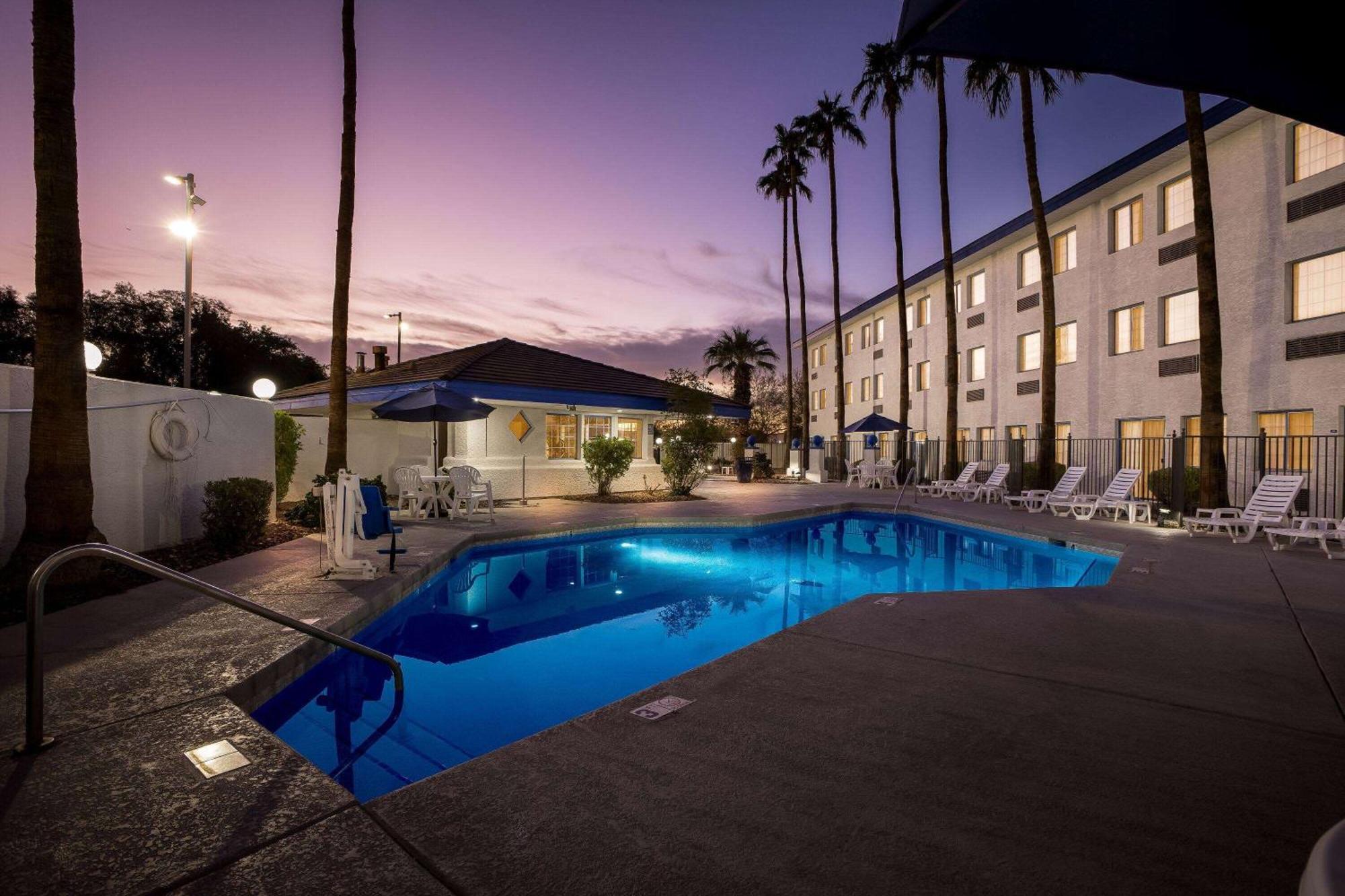 Days Inn & Suites By Wyndham Mesa Near Phoenix מראה חיצוני תמונה