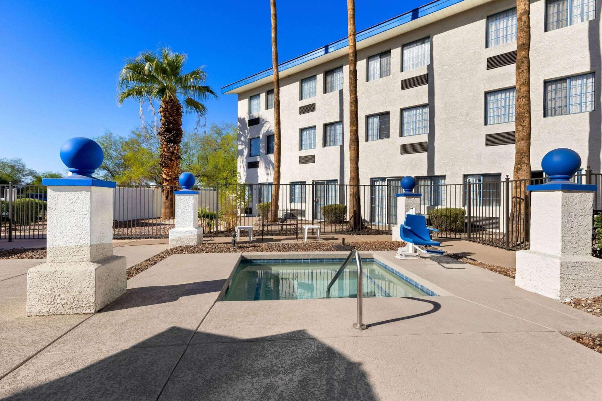 Days Inn & Suites By Wyndham Mesa Near Phoenix מראה חיצוני תמונה