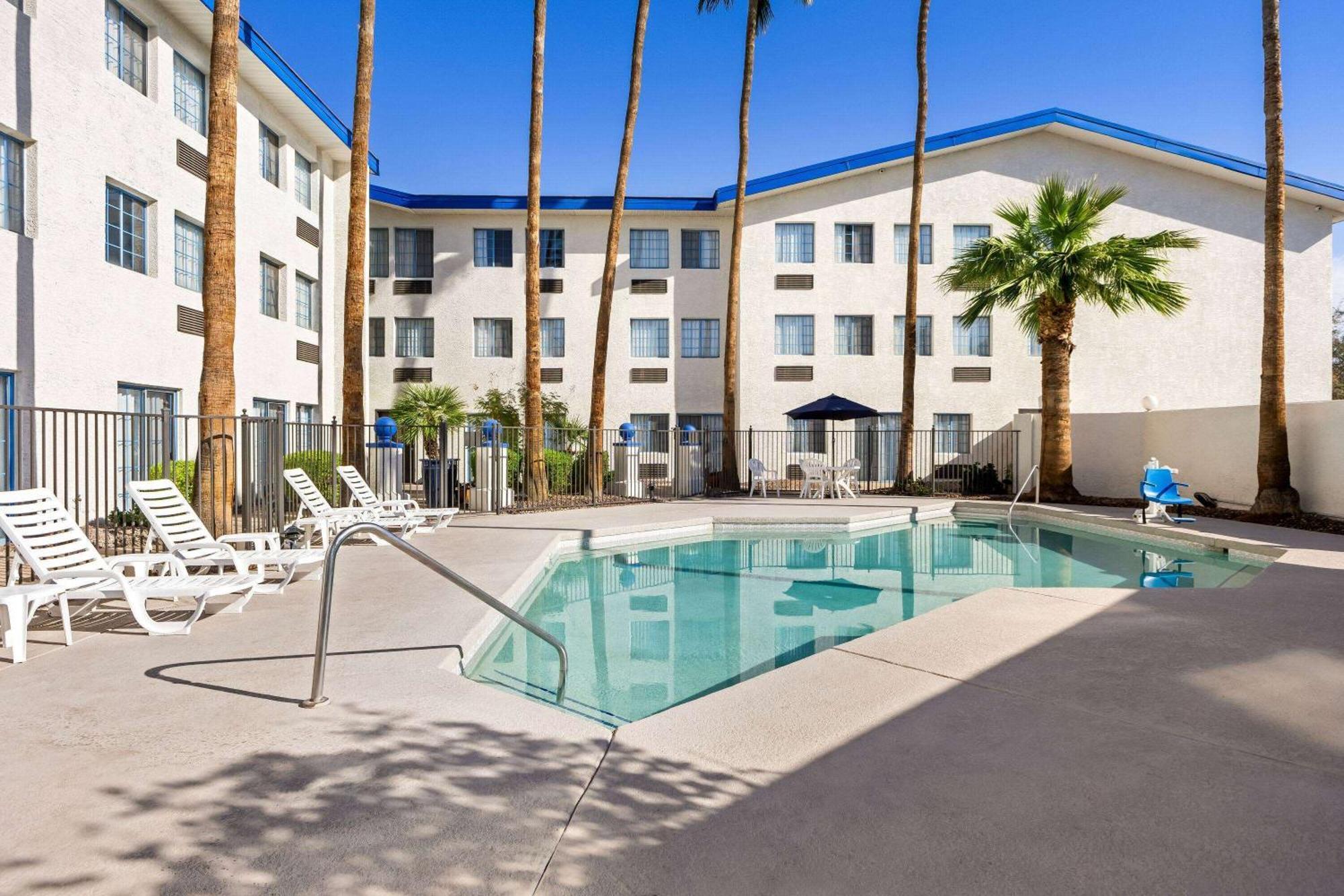 Days Inn & Suites By Wyndham Mesa Near Phoenix מראה חיצוני תמונה