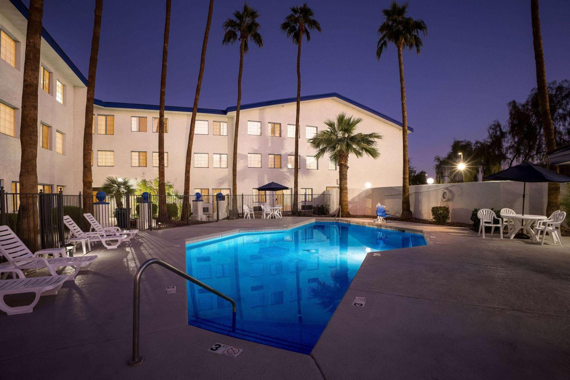 Days Inn & Suites By Wyndham Mesa Near Phoenix מראה חיצוני תמונה