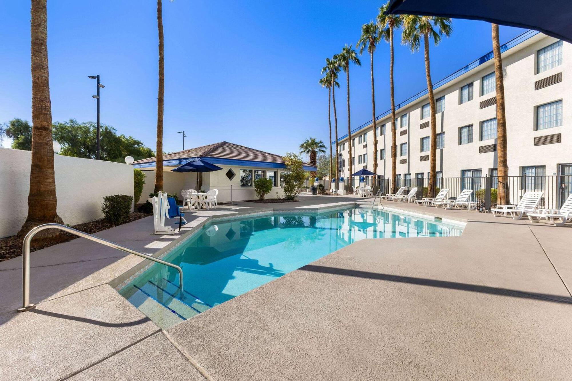 Days Inn & Suites By Wyndham Mesa Near Phoenix מראה חיצוני תמונה