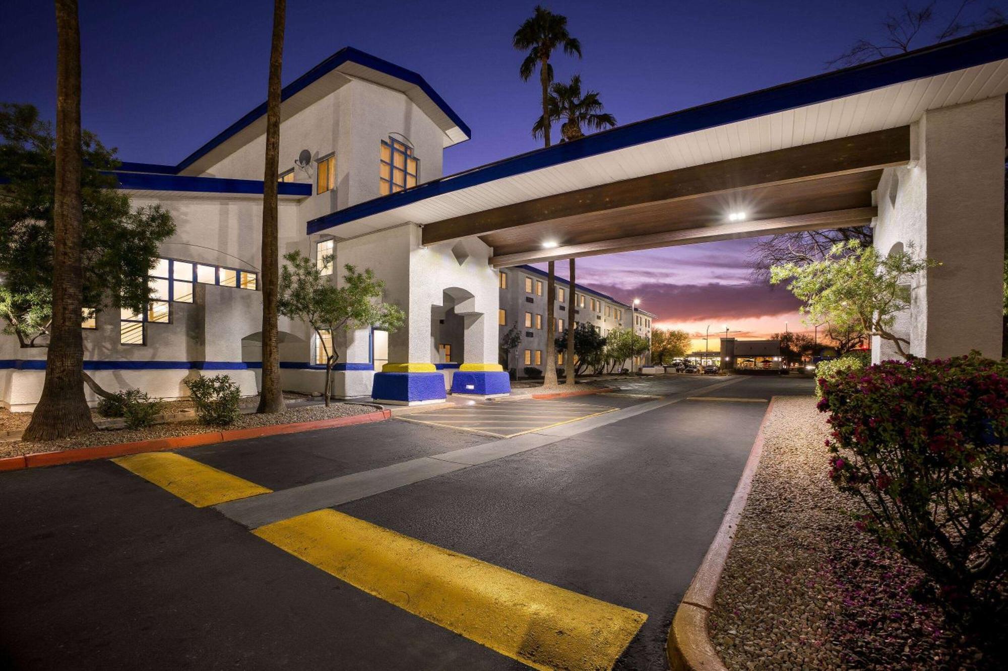 Days Inn & Suites By Wyndham Mesa Near Phoenix מראה חיצוני תמונה